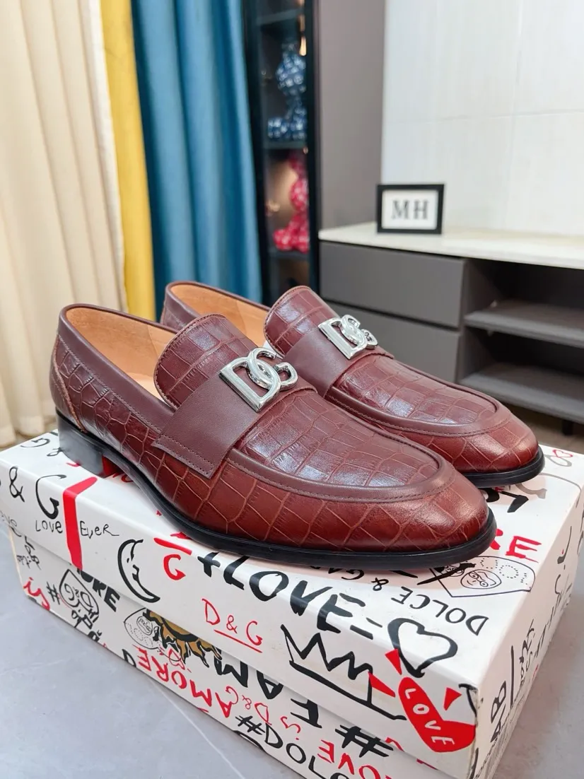 Men's shoes 💰540🌸🌸 [DG Dolce & Gabbana] High-end customized leather shoes. The upper is made of imported calf leather. Original hardware. I believe you will be impressed from the first time you see it. The avant-garde atmosphere can no longer fully interpret its elegance. AAA grade rubber outsole is super comfortable. The original cover last of the counter ensures its original version and quality. The upper is simple and the cowhide lining ensures its comfort and breathability. A pair of truly good shoes has its own unique soul, famous quality, and the first choice for successful people. Regular size 38-44 (45 customized)
